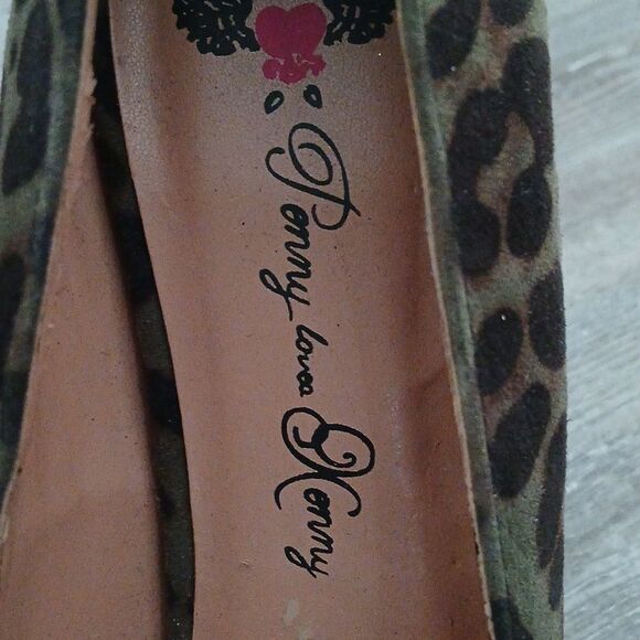 Penny Loves Kenny olive green leopard print spike 5.5" heels Sz 8.5 EUC - Picture 4 of 9